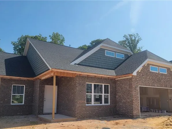 105 Moravian Ct, Advance, NC 27006