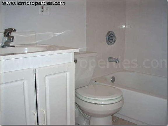 5th image of 2454 N Southport Ave #2VF