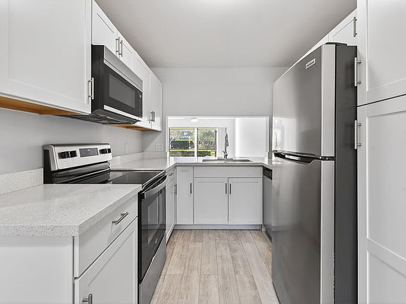 5th image of 901 Pinecrest Circle #C