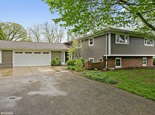 920 Forest Dr, Elgin, IL 60123