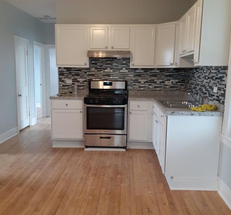 1st image of 5514 S Sawyer Ave #2