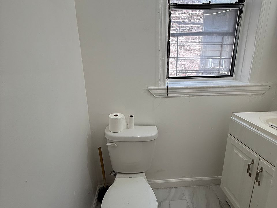 1st image of 60 Elliott Ave Floor 3