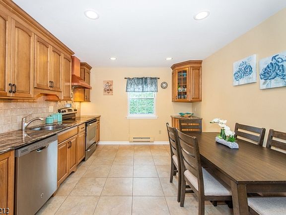 4th image of 580 Bloomfield Ave #11B