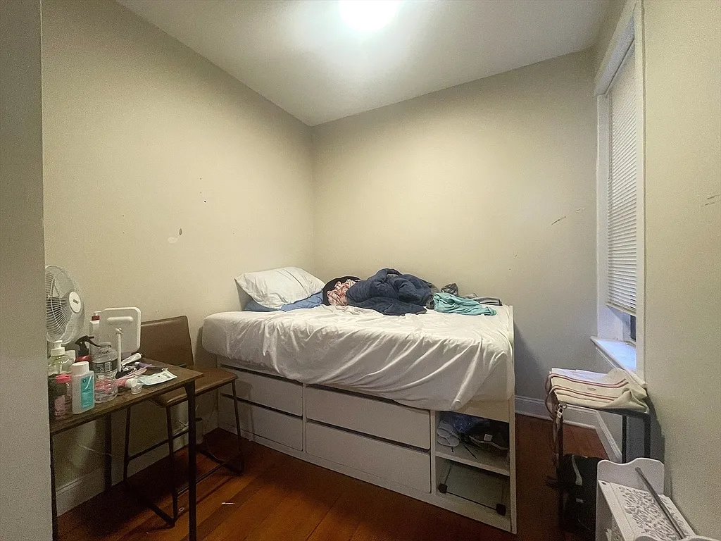 5 bed, 2.0 bath, 1800 sqft, $5,000 — Photo 3