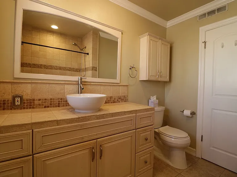22325 Wyandotte St — Photo 21