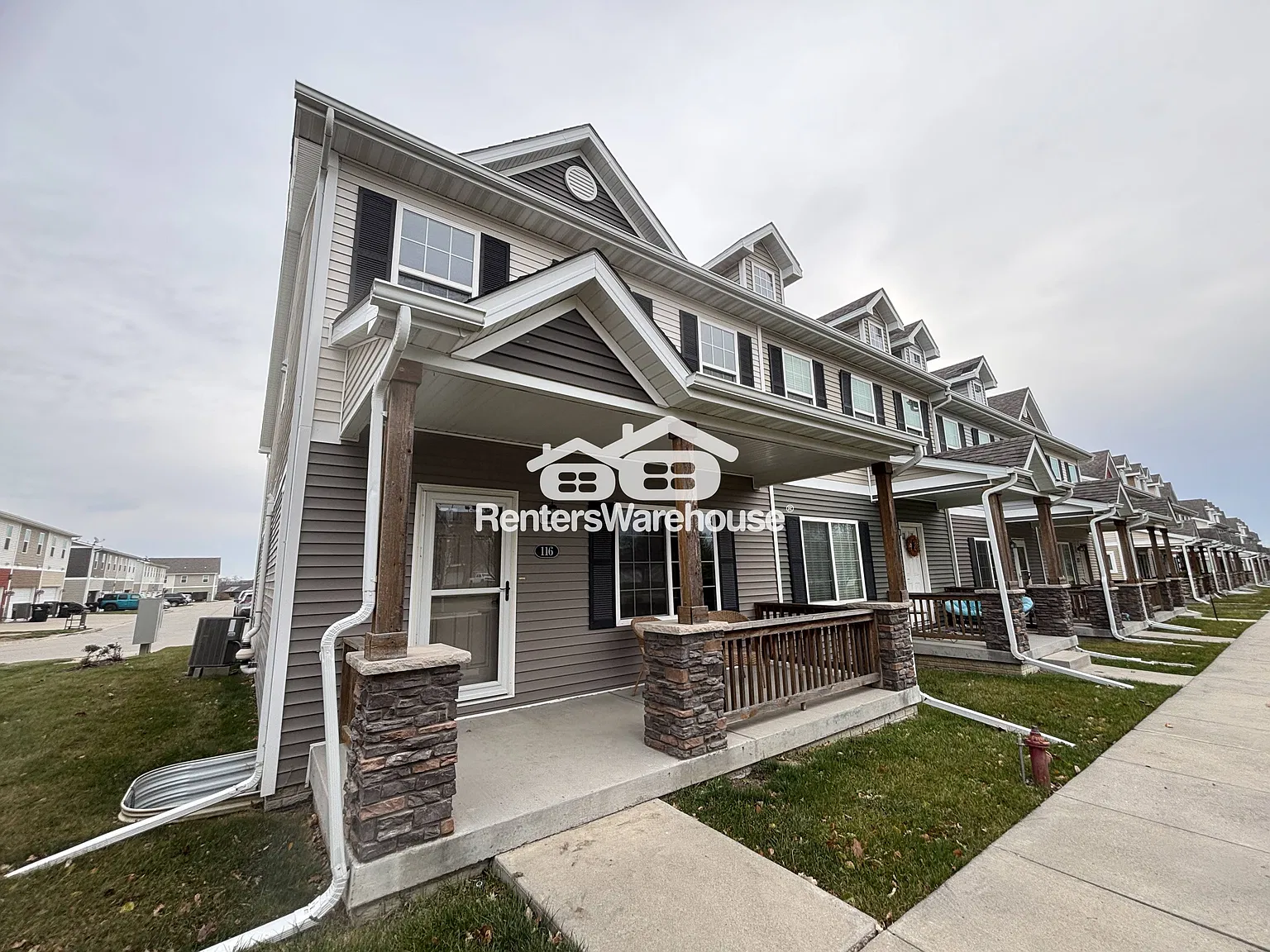 Beautiful 3 Bedroom Townhome for Rent — Photo 3