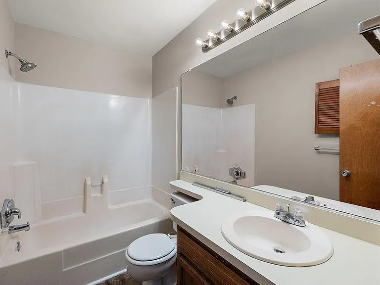 854 Catalpa Ct #A — Photo 8