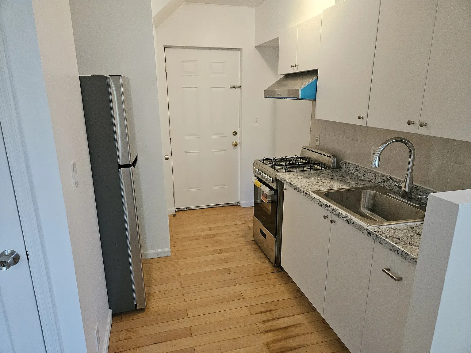 1 bed, 550 sqft, $2,200 — Photo 2