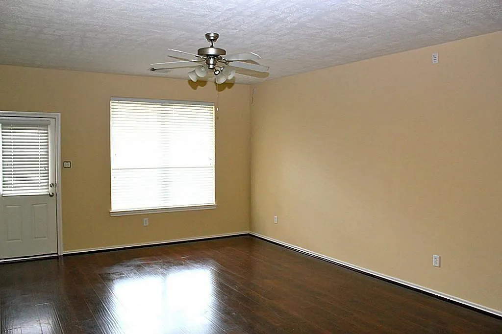 3 bed, 2.0 bath, 1852 sqft, $1,780 — Photo 2
