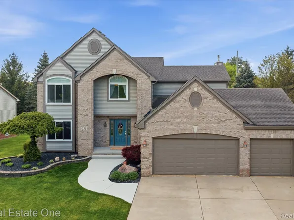 1031 Crestwood Ct, South Lyon, MI 48178