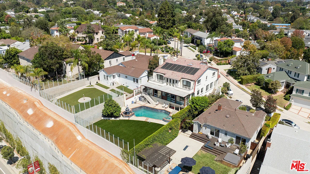 7 bed, 4.0 bath, 4050 sqft, $17,600 — Photo 4