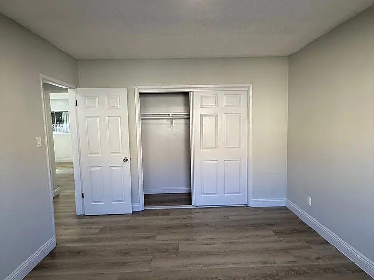4265 S Hoover St — Photo 16