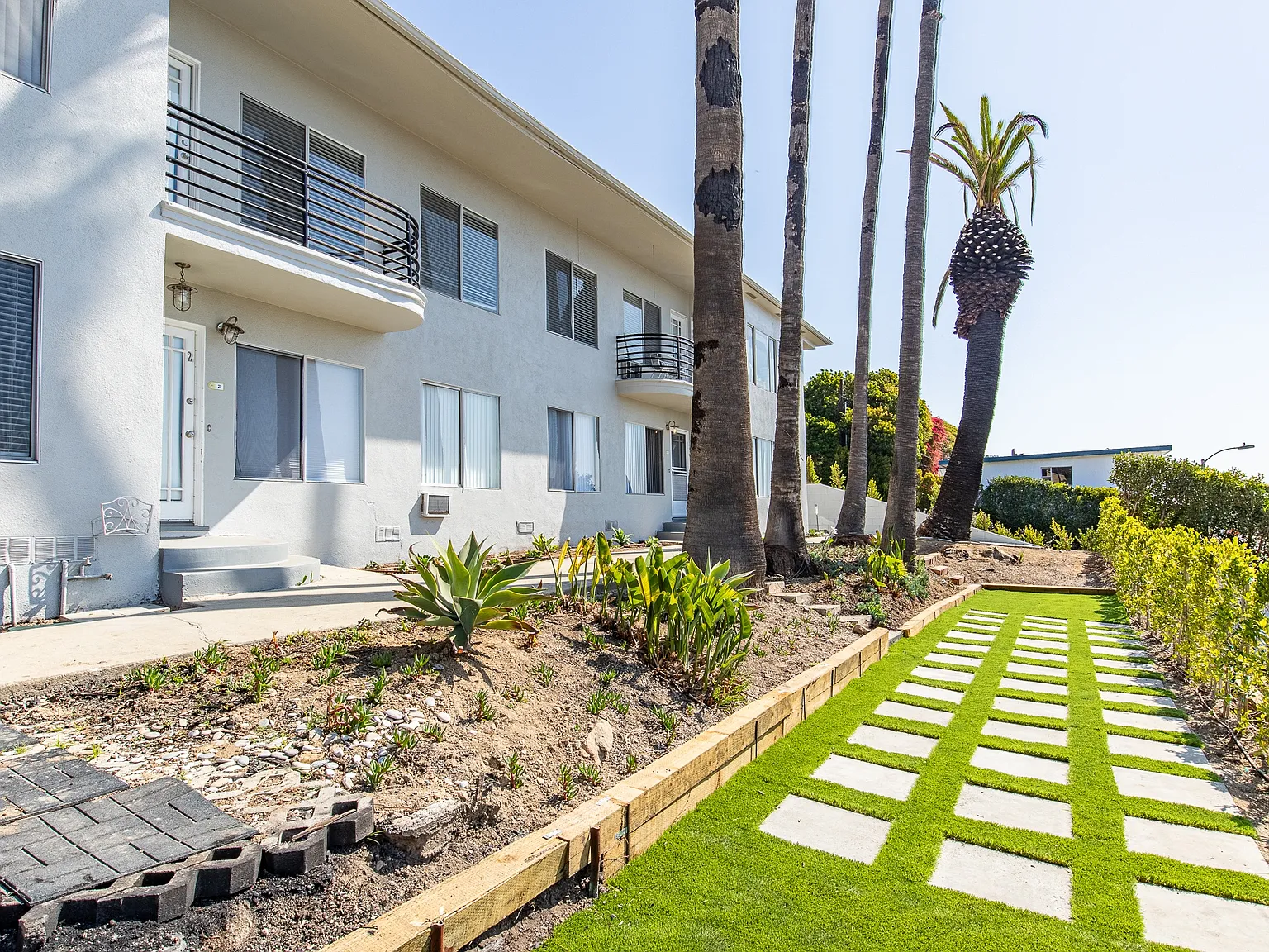 Malibu Cove Apartments — Photo 3