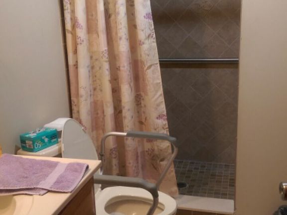 Master bath w/walkin shower