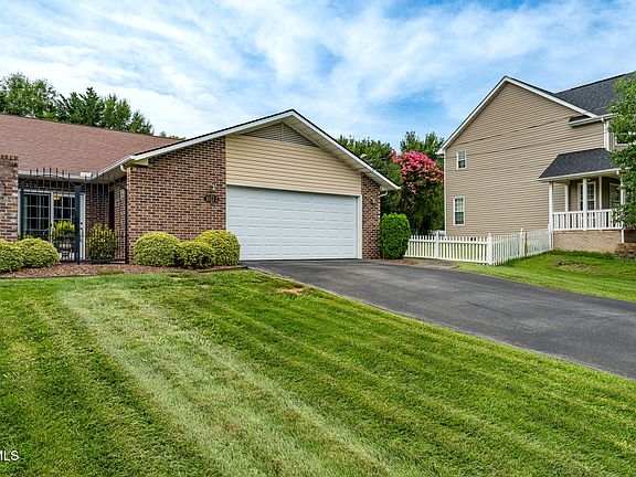 4th image of 1032 Estate Dr #2