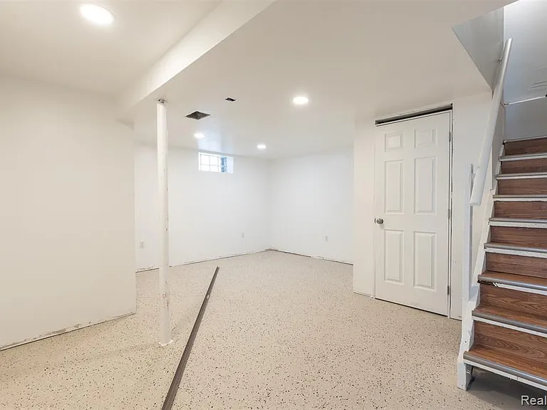 613 Riverbank St — Photo 17