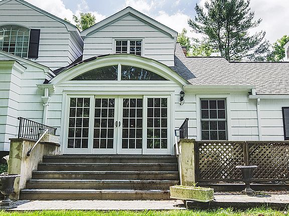 Rear View Arched Entry