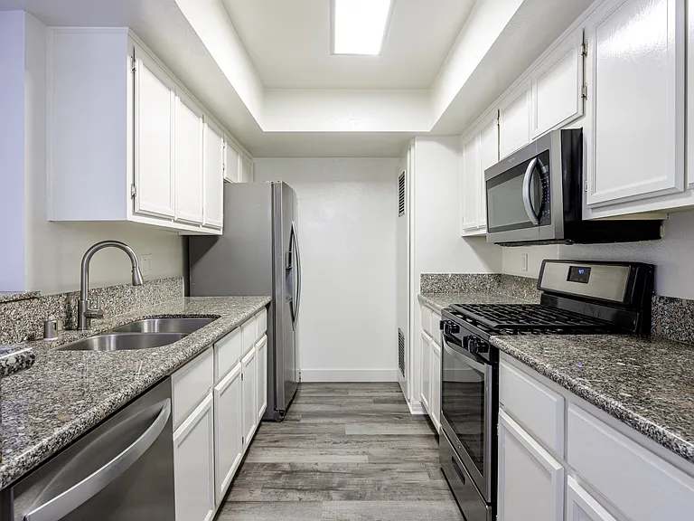 Hawthorne Apartments — Photo 26
