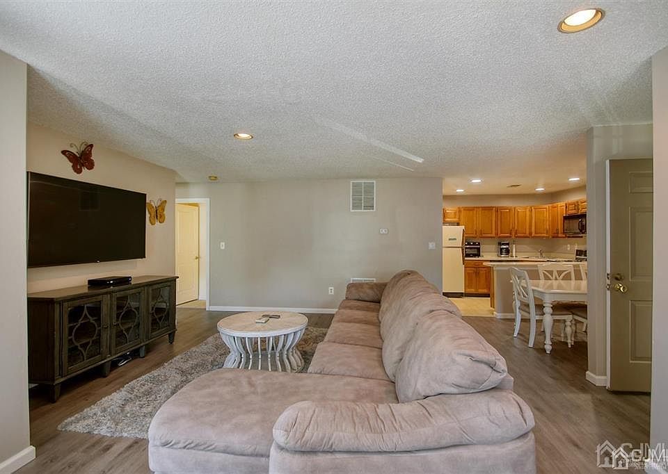 1st image of 32 Wycoff Way E