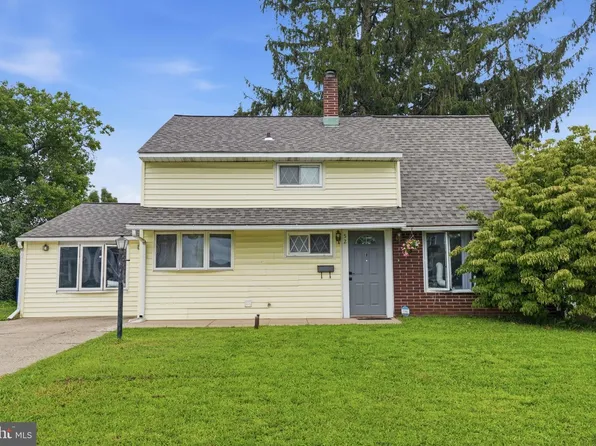 52 Robin Hill Ln, Levittown, PA 19055