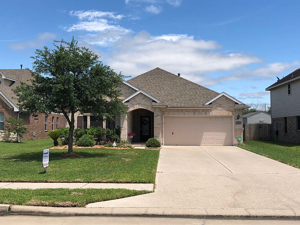Long driveway w 2 car garage