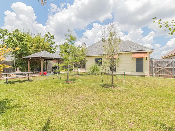 3rd image of 208 Blackwater River Dr