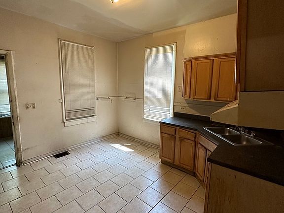 5th image of 8203 S South Shore Dr