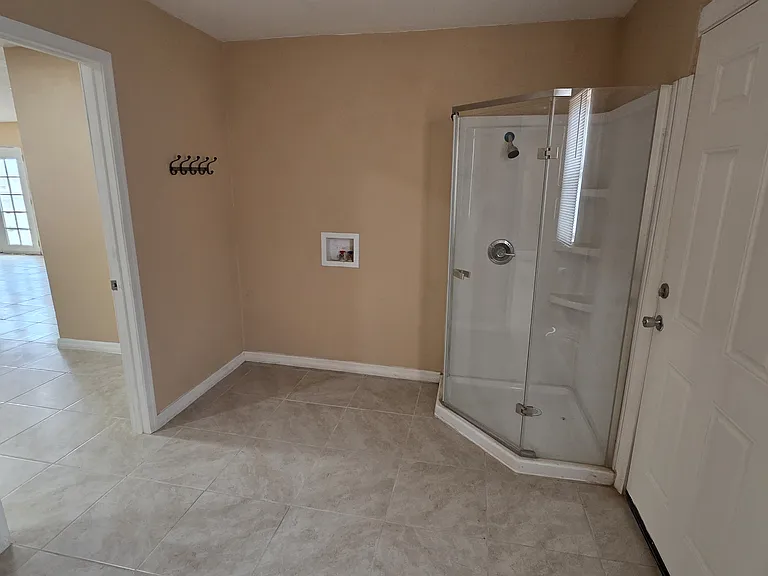 large bathroom with washer drier hookup