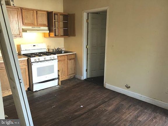 4th image of 2136-2138 N Fulton Ave