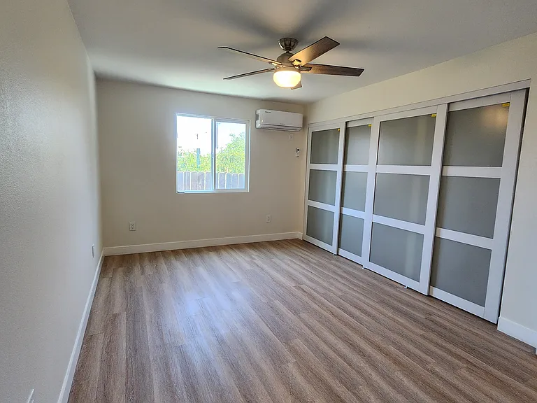 915 W 8th St #2 — Photo 16