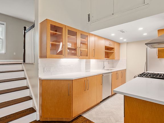 5th image of 420 Medford St #420