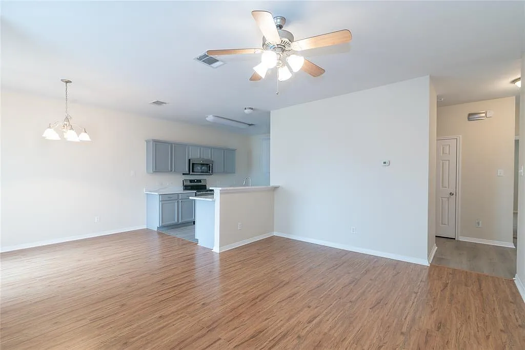 3 bed, 2.5 bath, 1966 sqft, $2,150 — Photo 4