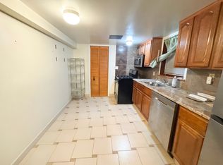 22-27 37th St #1REAR, Astoria, NY 11105
