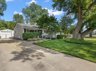 26 Kenyon Dr, Troy, MI 48083