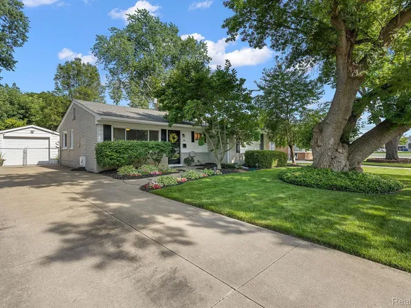 26 Kenyon Dr, Troy, MI 48083