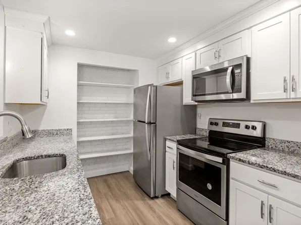 65 Greentree Ln APT 46, Weymouth, MA 02190