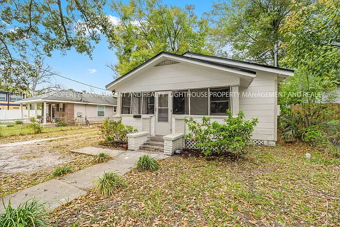 3 bed, 1.0 bath, 884 sqft, $1,300 — Photo 3