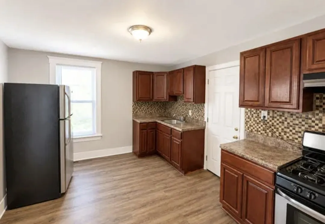3 bed, $2,400 — Photo 2