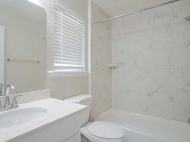 1040 W 7th St — Photo 11