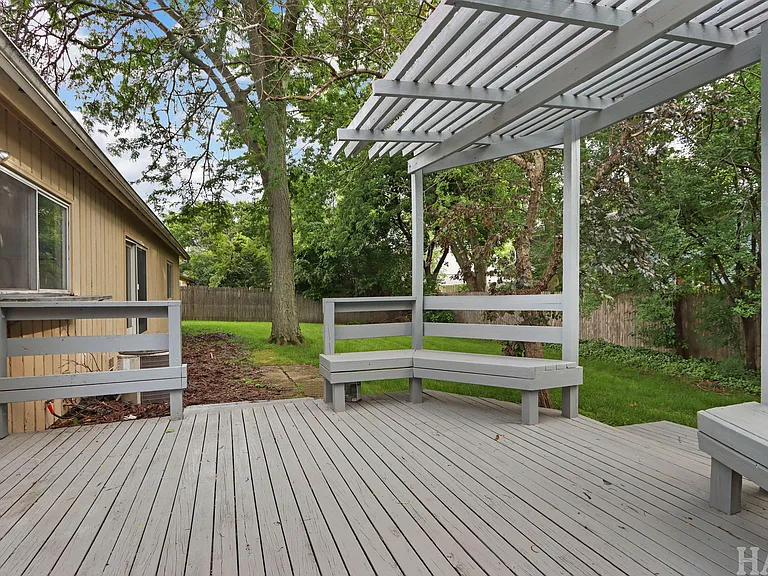 1540 N Pepper Tree Dr — Photo 12
