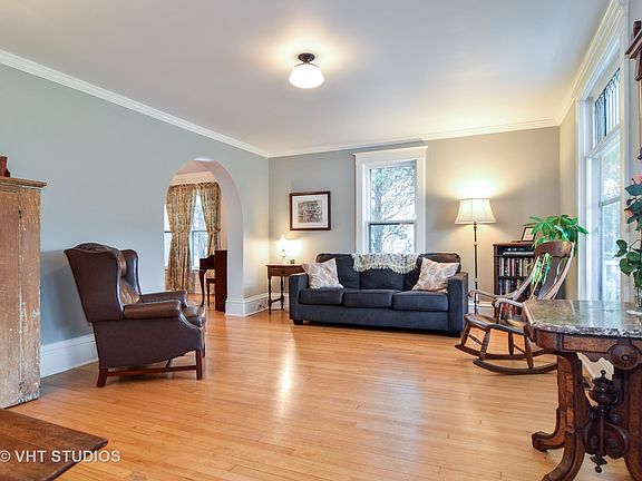 3rd image of 118 W Lincoln Ave