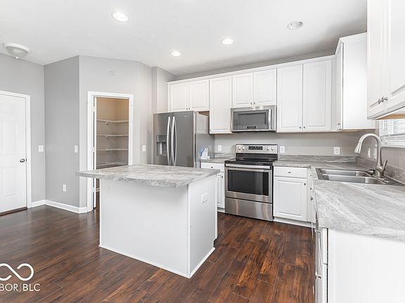 3rd image of 8323 Penbrooke Pl