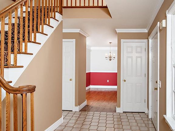4th image of 10 Traci Ln