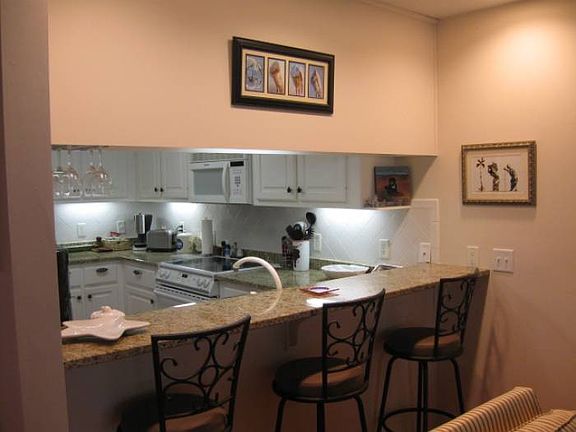 bar between kitchen