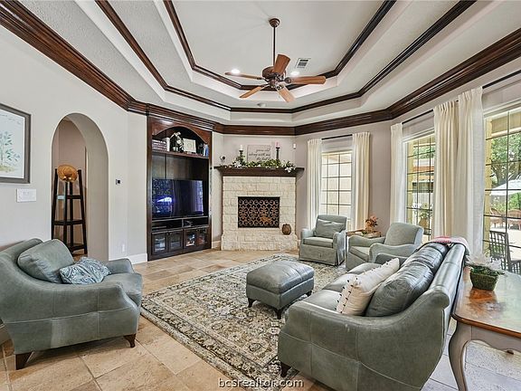 4th image of 830 Pine Valley Dr