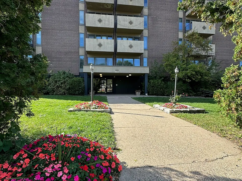 633 Robert St S #401