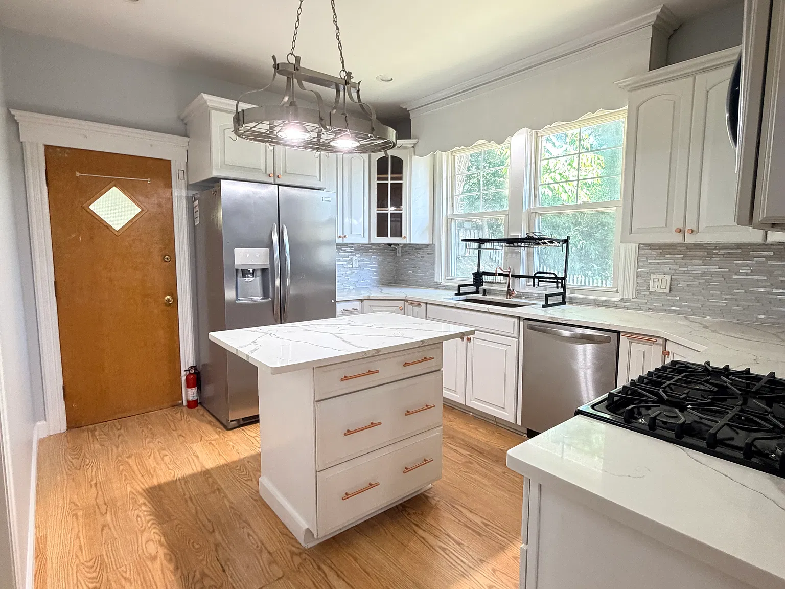 3 bed, 1200 sqft, $3,450 — Photo 2