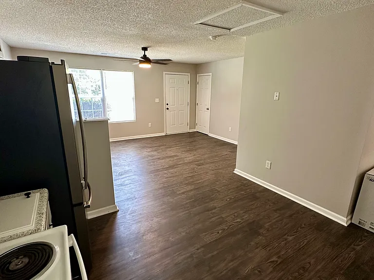 208 Sunnyside Dr #208 — Photo 4