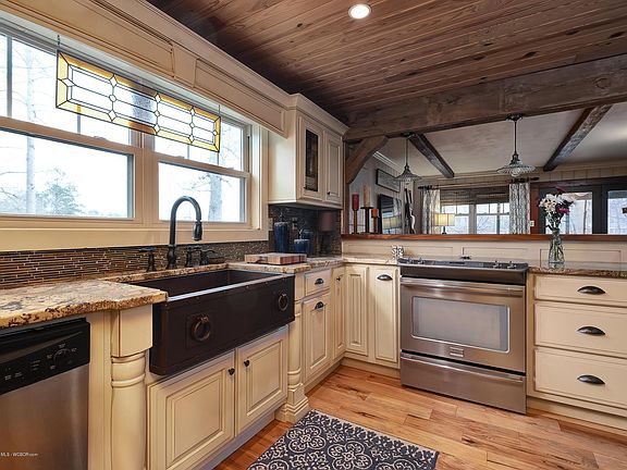 Image 4: Kitchen