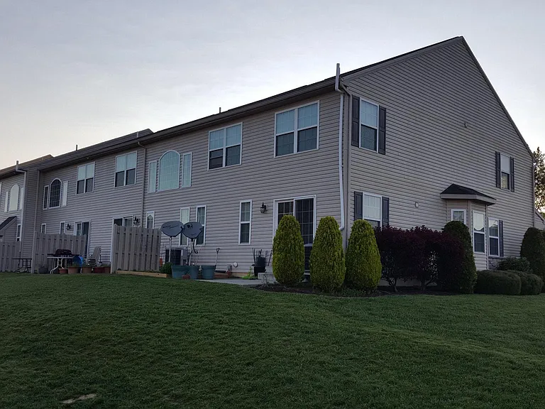 400 Mercury Dr — Photo 4